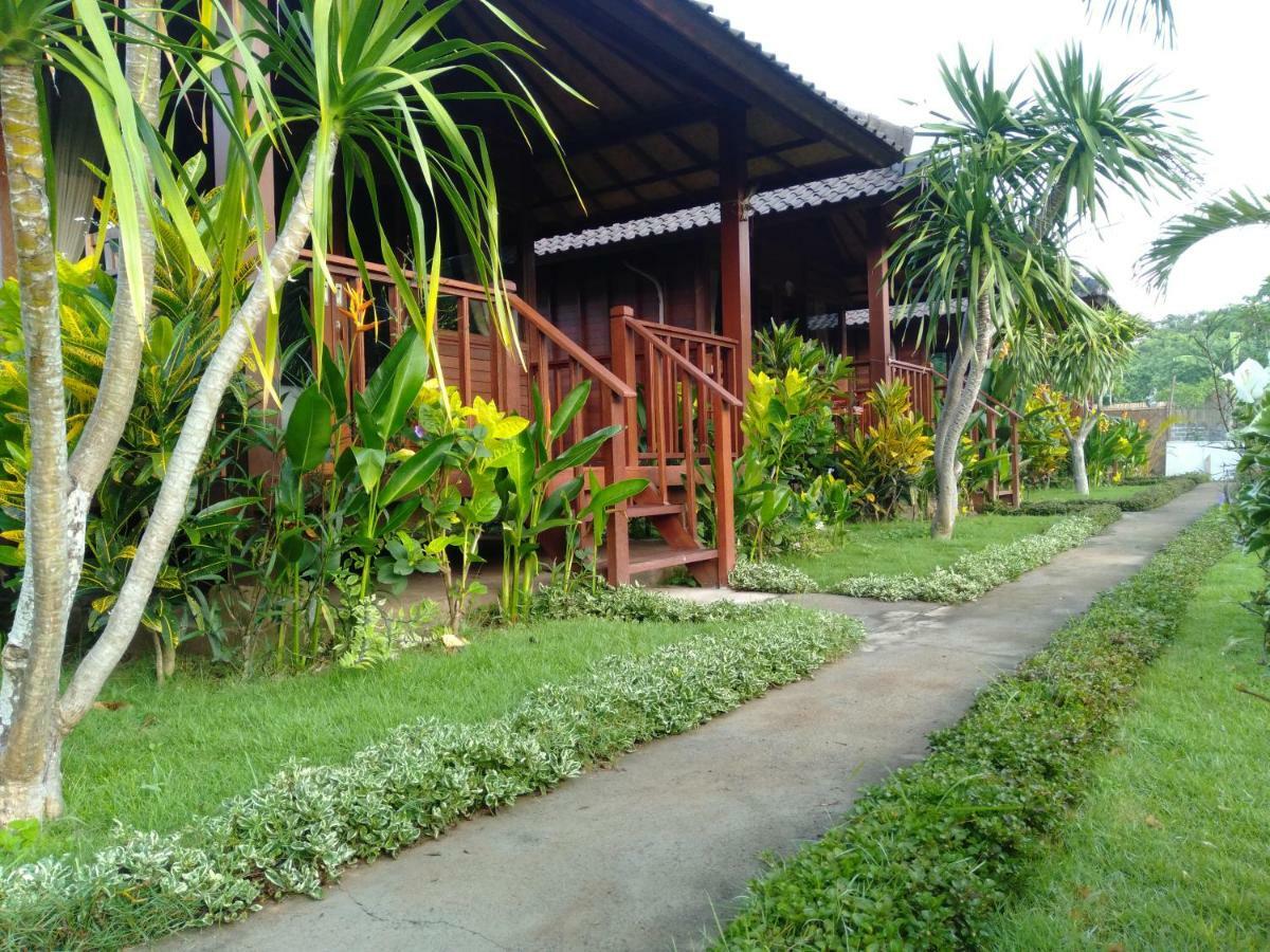 Gatri Hut Hotel นูซาเลมโบงัน ภายนอก รูปภาพ